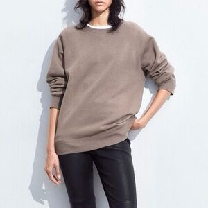 Kit + Ace crewneck sweatshirt. 🤎